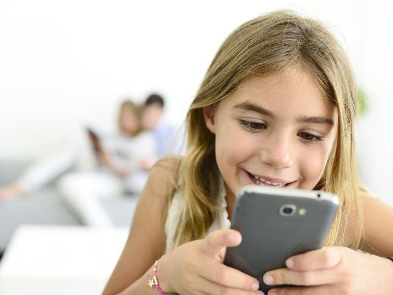 Чи потрібно батькам перевіряти телефон дитини?